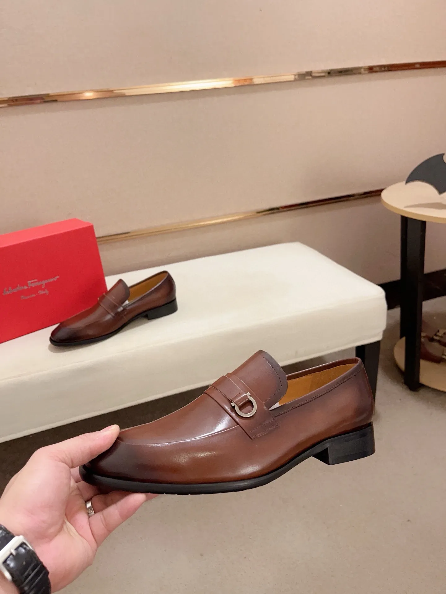 Men's shoes💰: 540💰 High version Ferragamo quality! 🆕🆕Exclusive hot-selling products in stock🔥🔥New products on the shelves, high-quality shoes, high-end driving shoes, with complete packaging! 💪 💪 Material: imported patented cowhide 🐂 + imported high-quality water-dyed cowhide lining + wear-resistant outsole 👍🏻👍🏻 Features: high-end and comfortable, purely handmade 🚀 🚀 Create the perfect shoes that suit you best 🔥 🔥 Size: (38-44) Can be customized 45 non-returnable!
